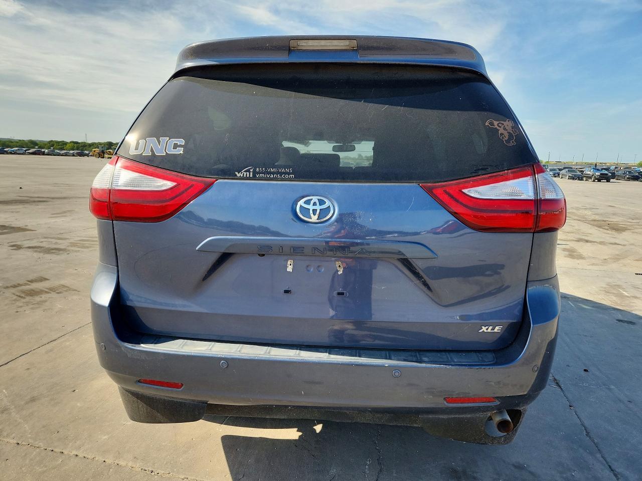 2017 Toyota Sienna Xle 8-Passenger - Image 6