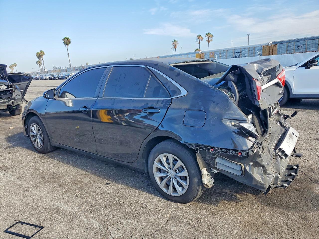2015 Toyota Camry Le - Фото 2