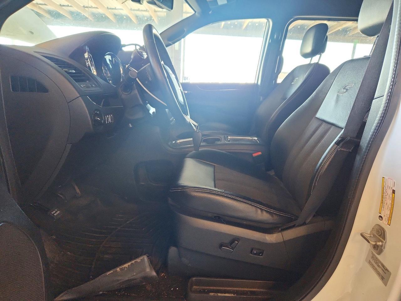 2015 Chrysler Town & Country S - Фото 7
