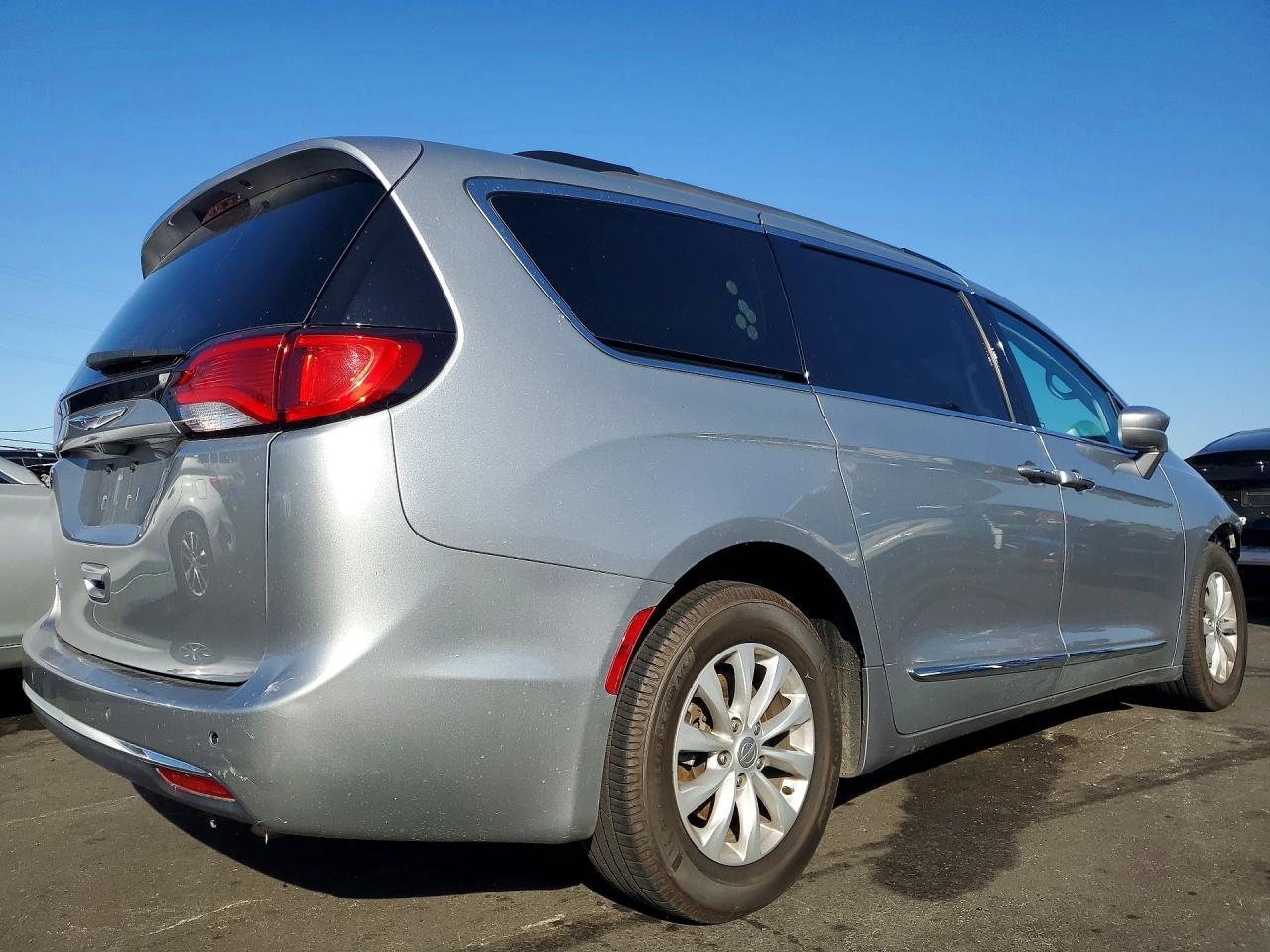 2017 Chrysler Pacifica - Image 3