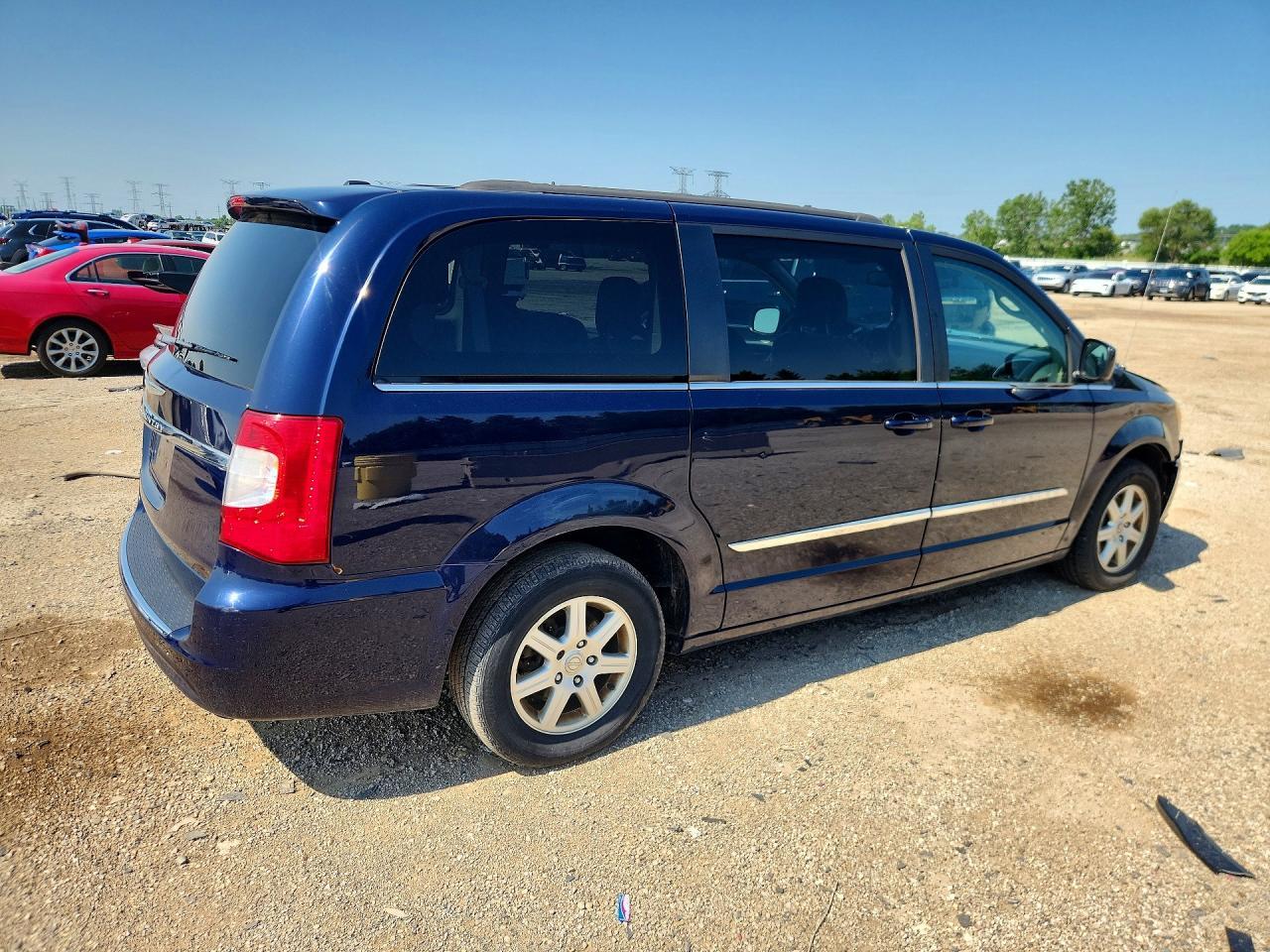 2012 Chrysler Town & Country Touring - Фото 3