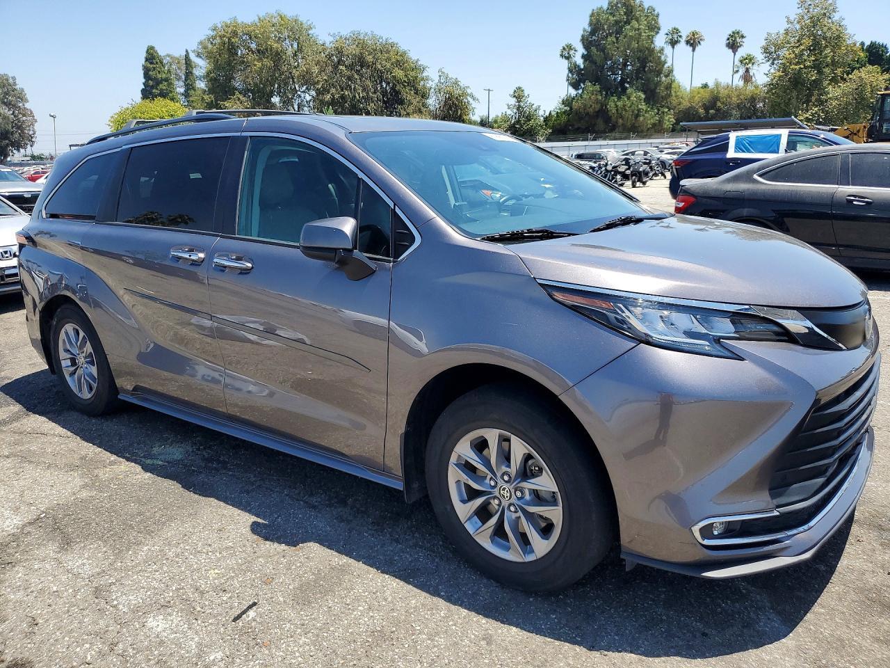 2022 Toyota Sienna Xle - Фото 4
