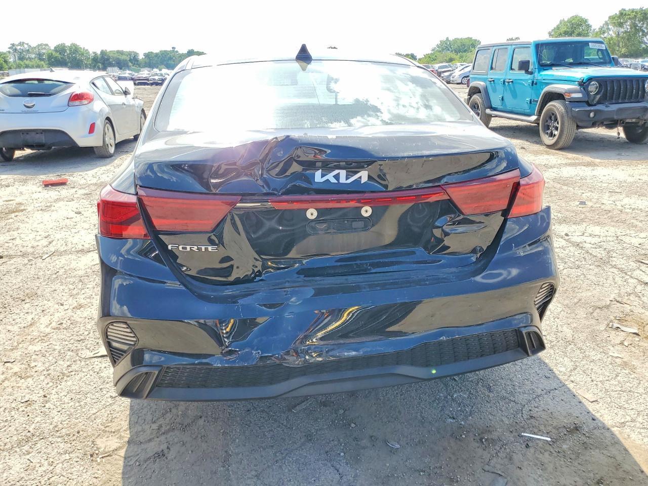 2023 Kia Forte Lxs - Image 6