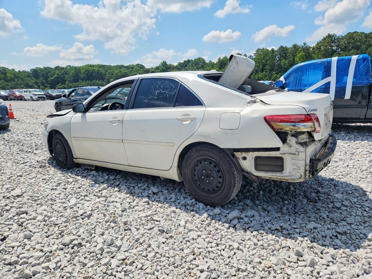 2011 Toyota Camry Le - Image 2