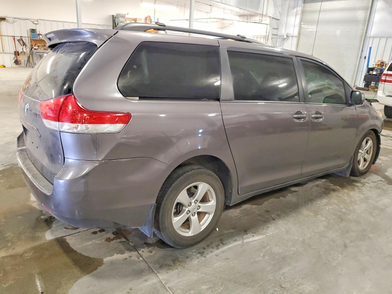2013 Toyota Sienna Le - Фото 3