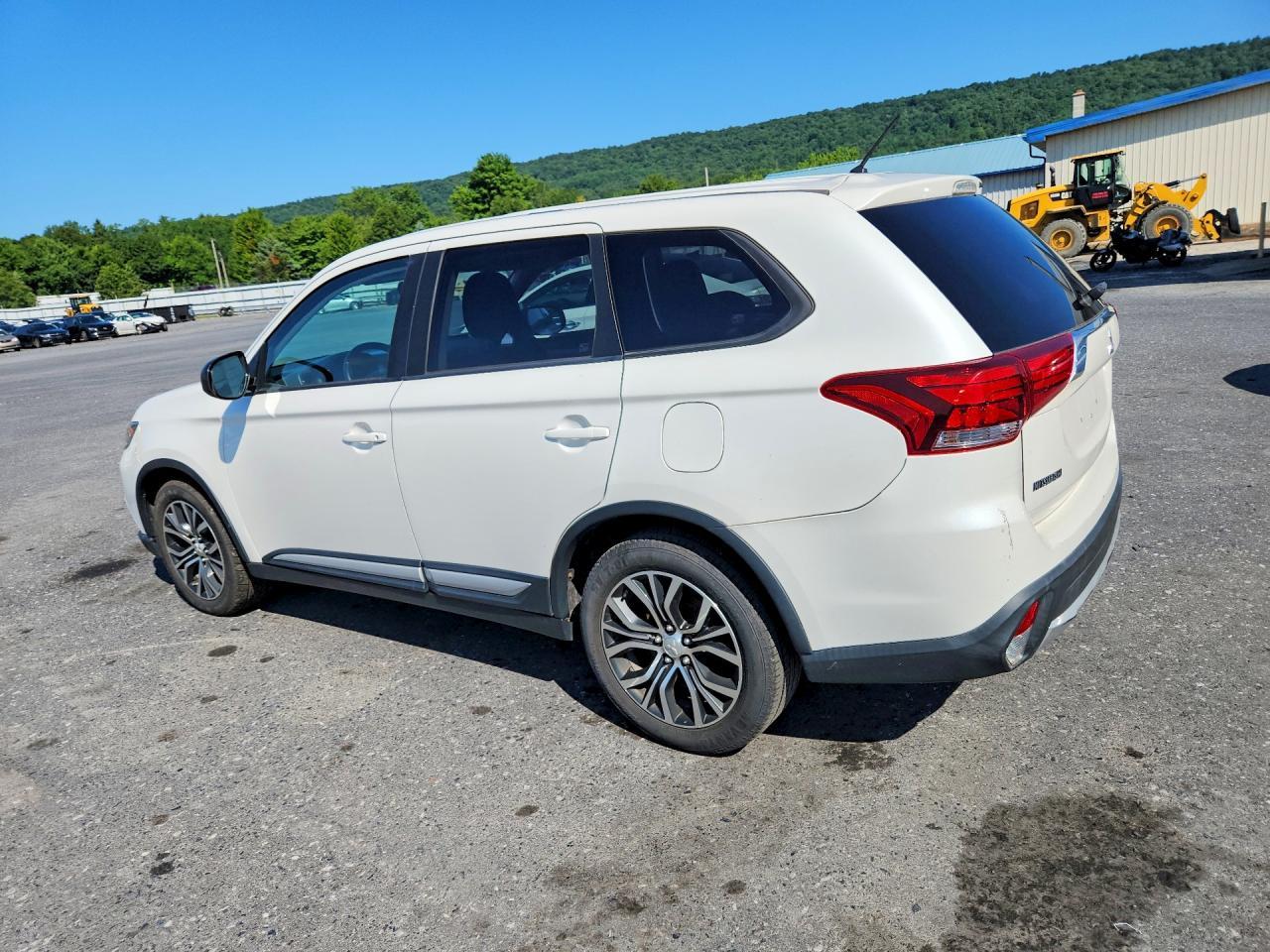 2016 Mitsubishi Outlander Es - Image 2
