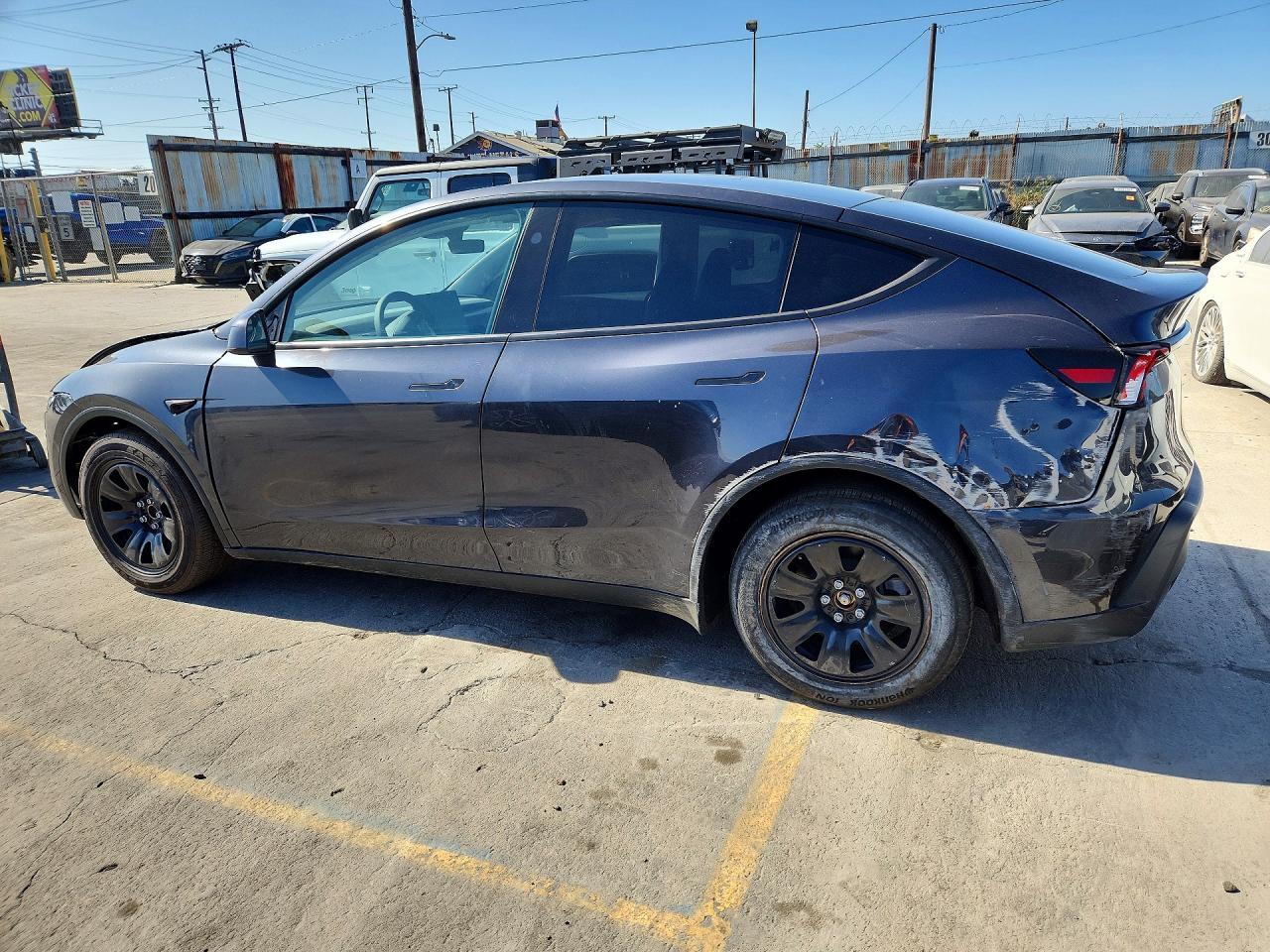 2026 Tesla Model Y - Фото 2