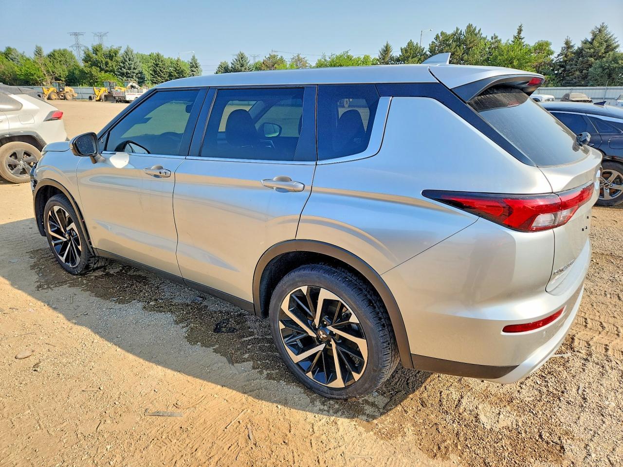2024 Mitsubishi Outlander Se - Image 2