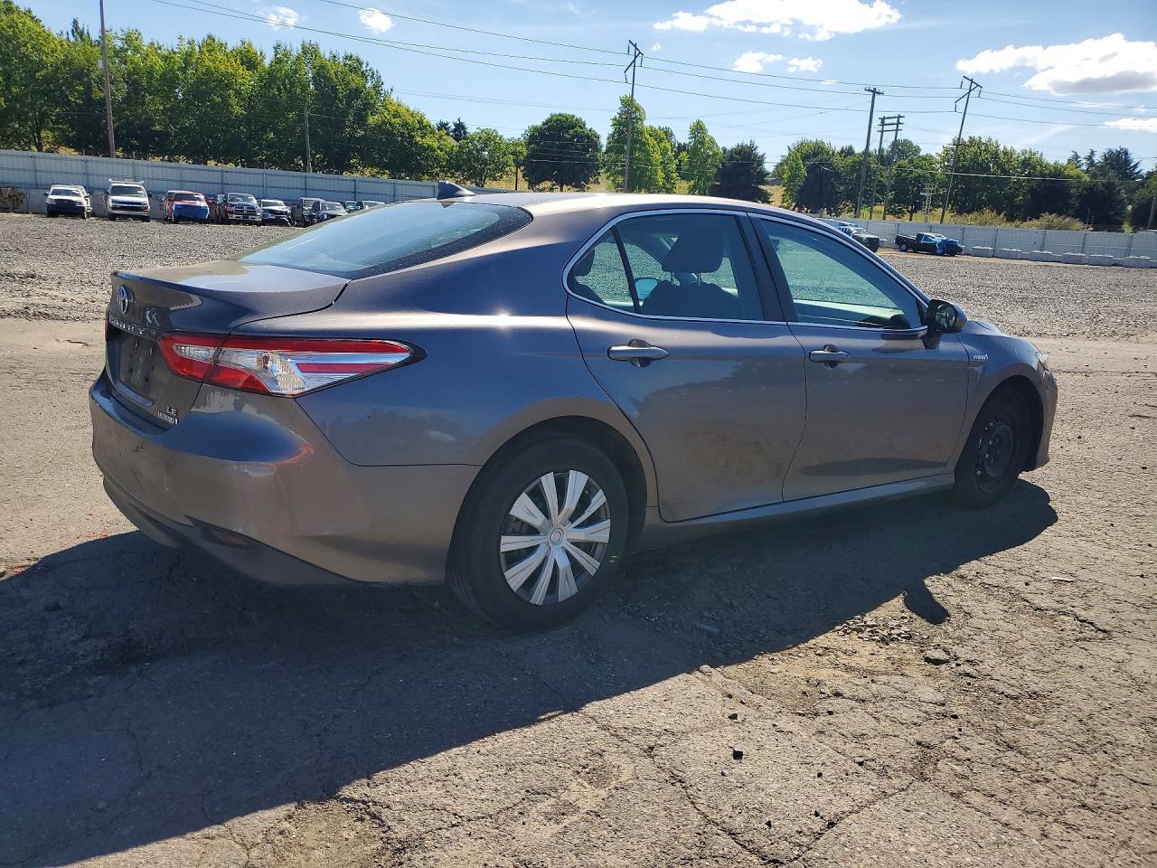 2020 Toyota Camry Le - Фото 3