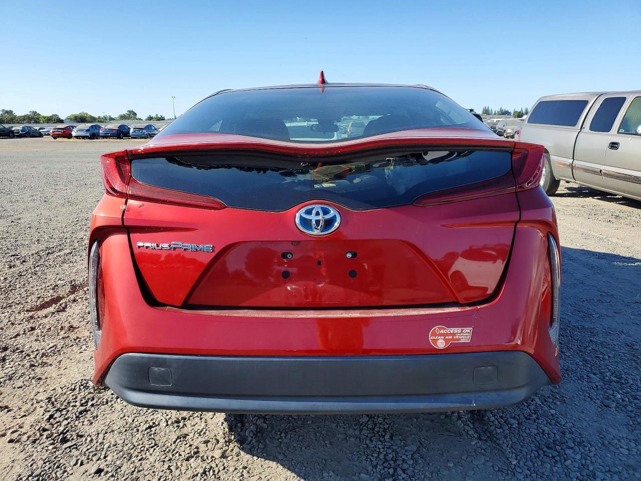2017 Toyota Prius Prime Premium - Image 6