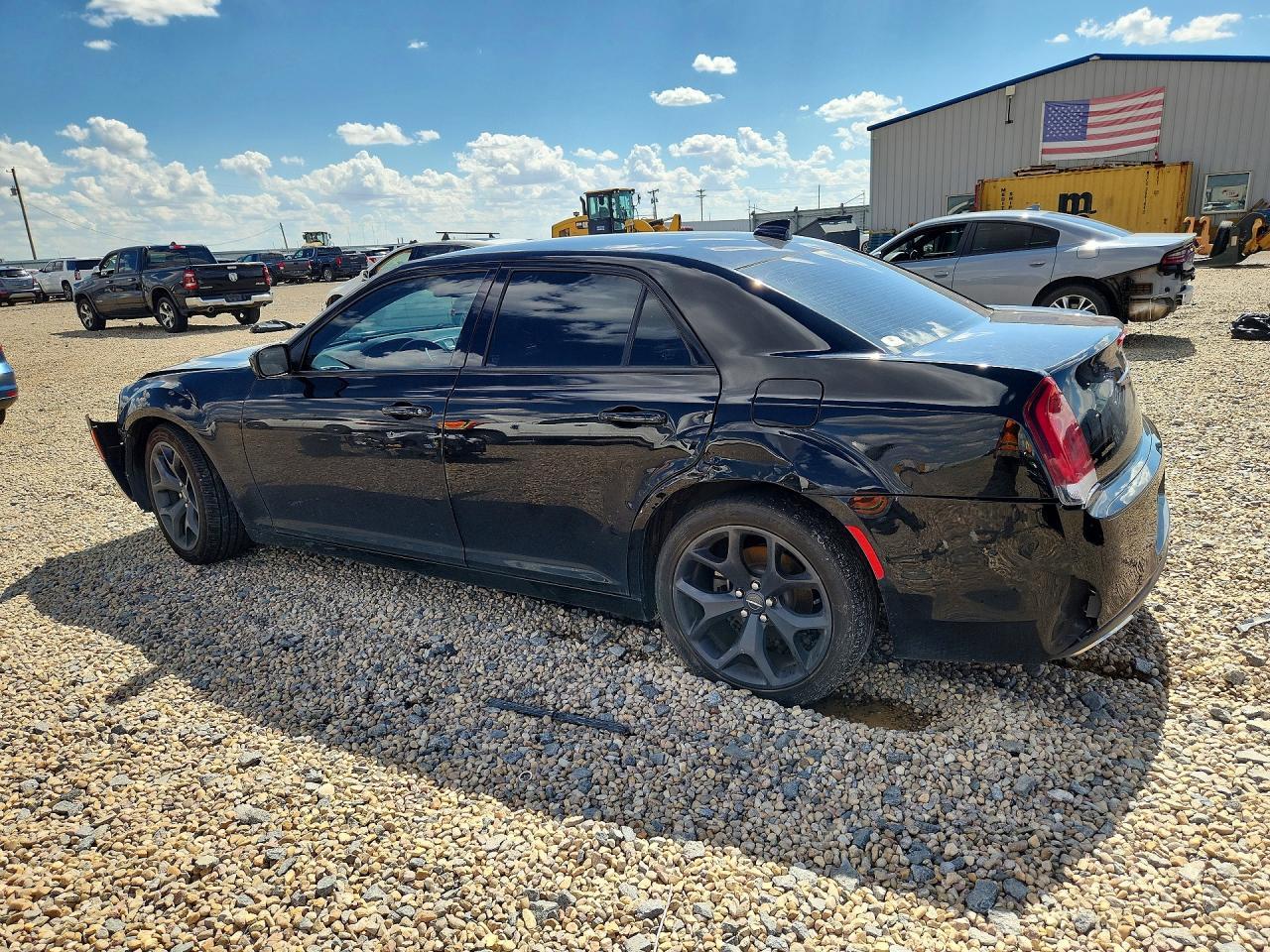 2021 Chrysler 300 Touring - Фото 2