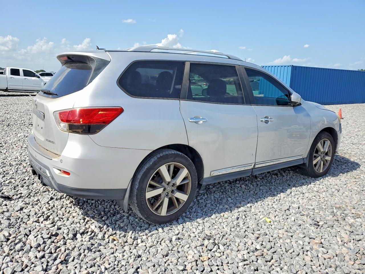2013 Nissan Pathfinder S - Image 3