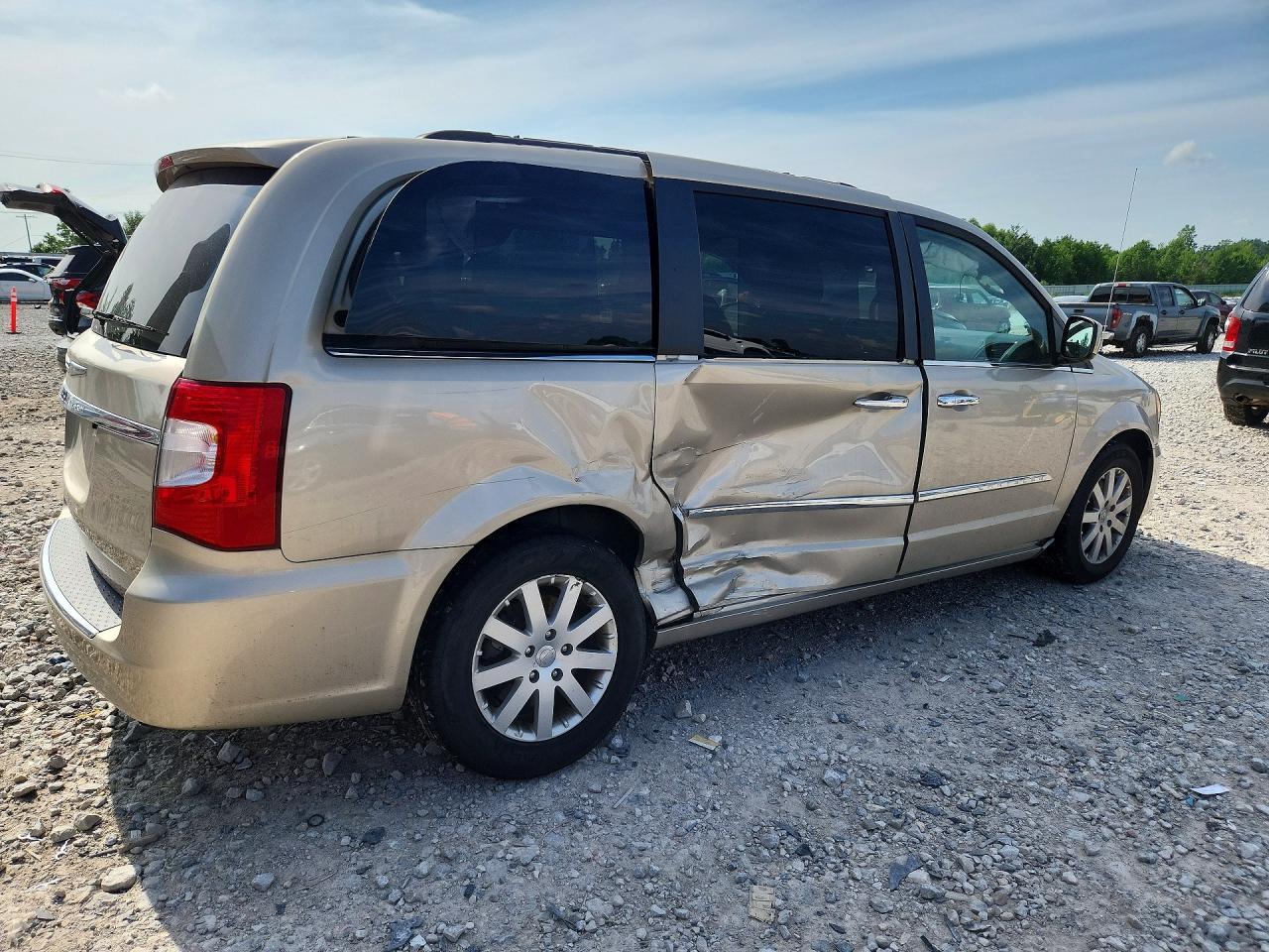 2016 Chrysler Town & Country Touring - Фото 3