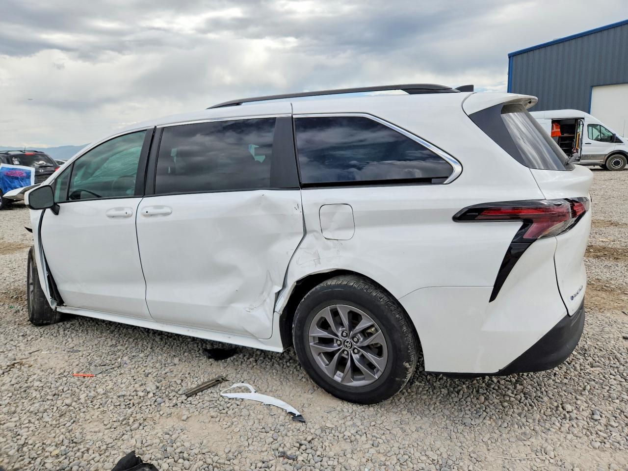 2025 Toyota Sienna Le - Image 2