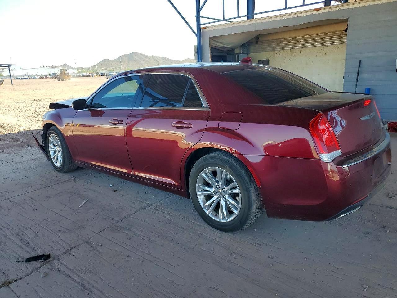 2021 Chrysler 300 Touring - Фото 2
