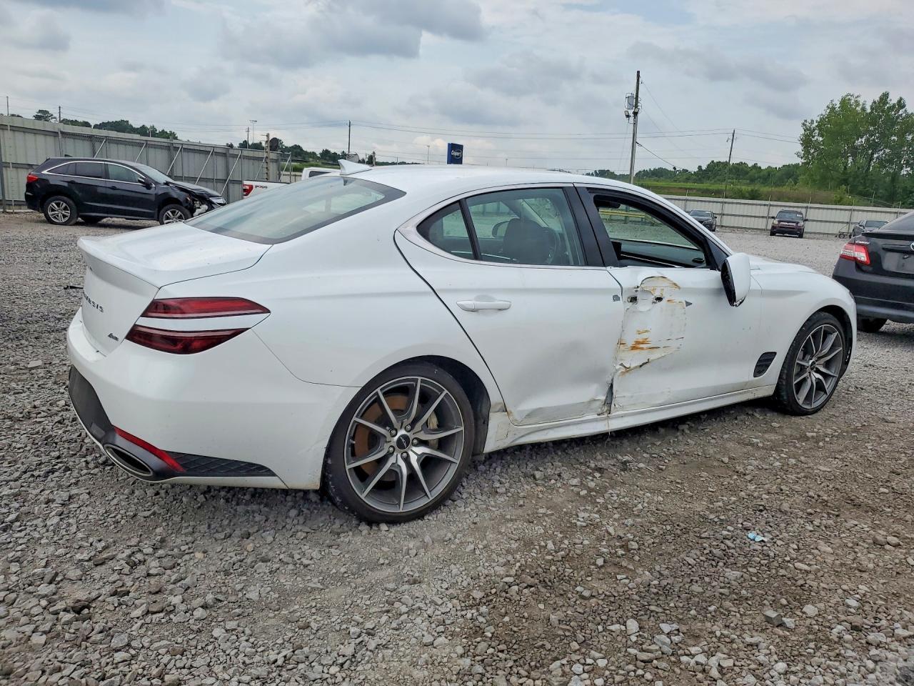 2025 Genesis G70 2.5T Standard - Image 3