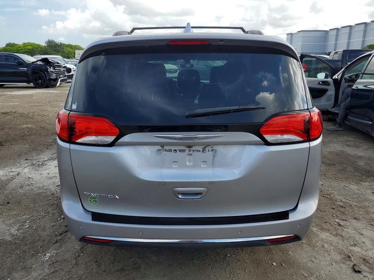 2017 Chrysler Pacifica Touring L - Image 6