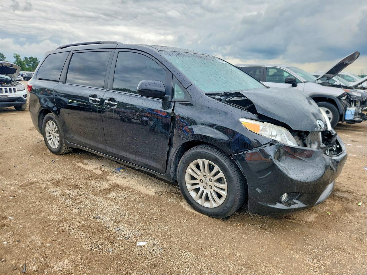 2015 Toyota Sienna Xle 8-Passenger - Image 4