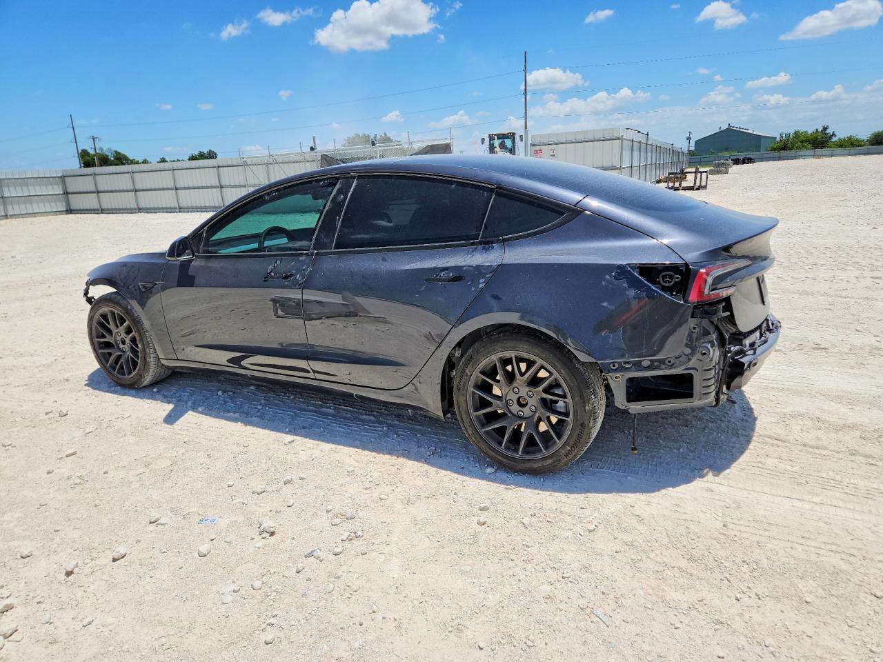 2025 Tesla Model 3 - Фото 2