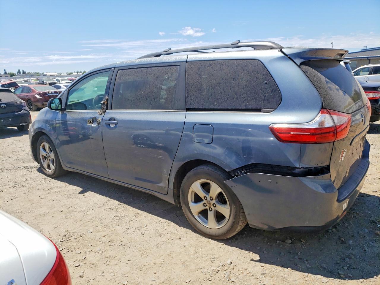 2015 Toyota Sienna Le - Image 2