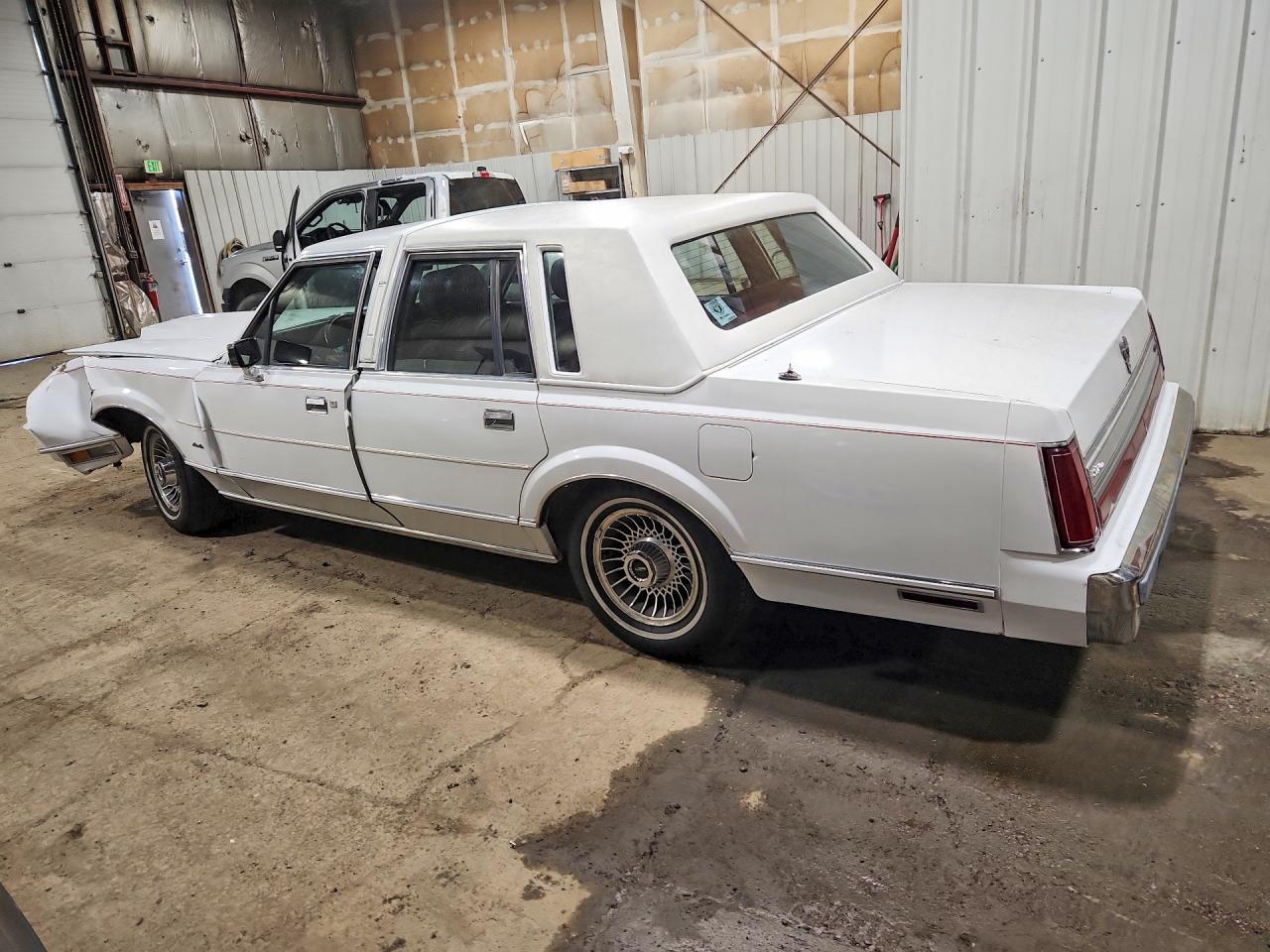 1998 Lincoln Town Car Executive - Image 2