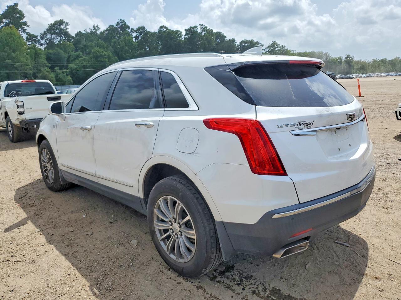 2017 Cadillac Xt5 Luxury - Image 2