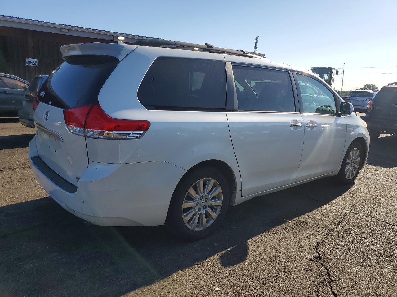 2012 Toyota Sienna Limited 7-Passenger - Фото 3