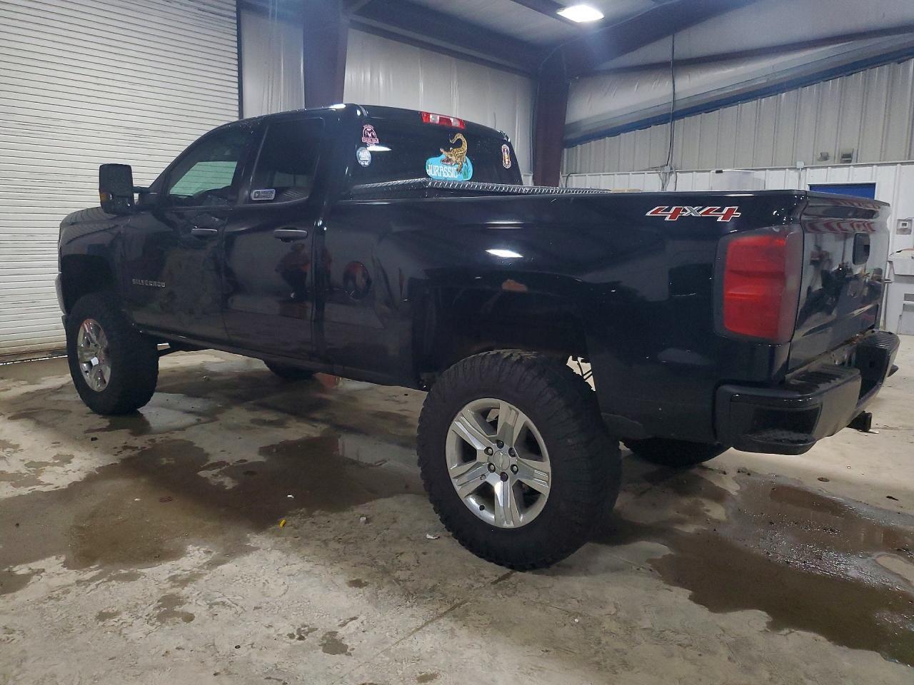 2017 Chevrolet Silverado K1500 Custom - Фото 2