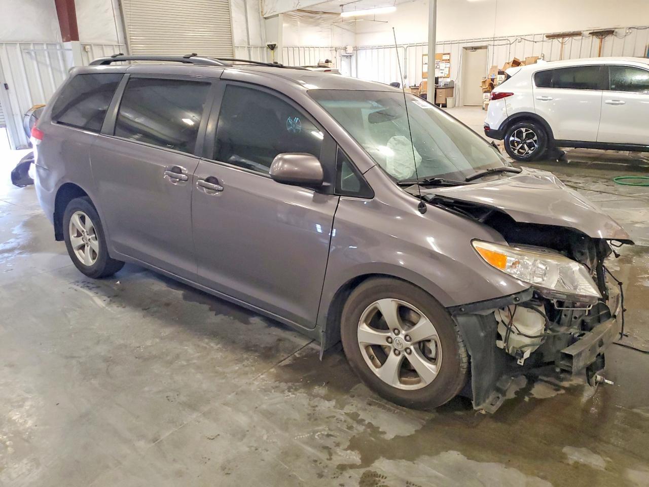 2013 Toyota Sienna Le - Фото 4