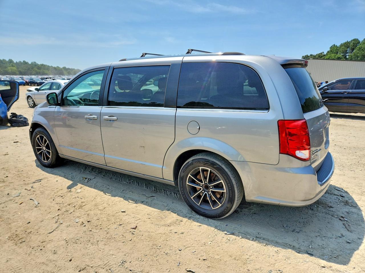 2019 Dodge Grand Caravan Sxt - Image 2