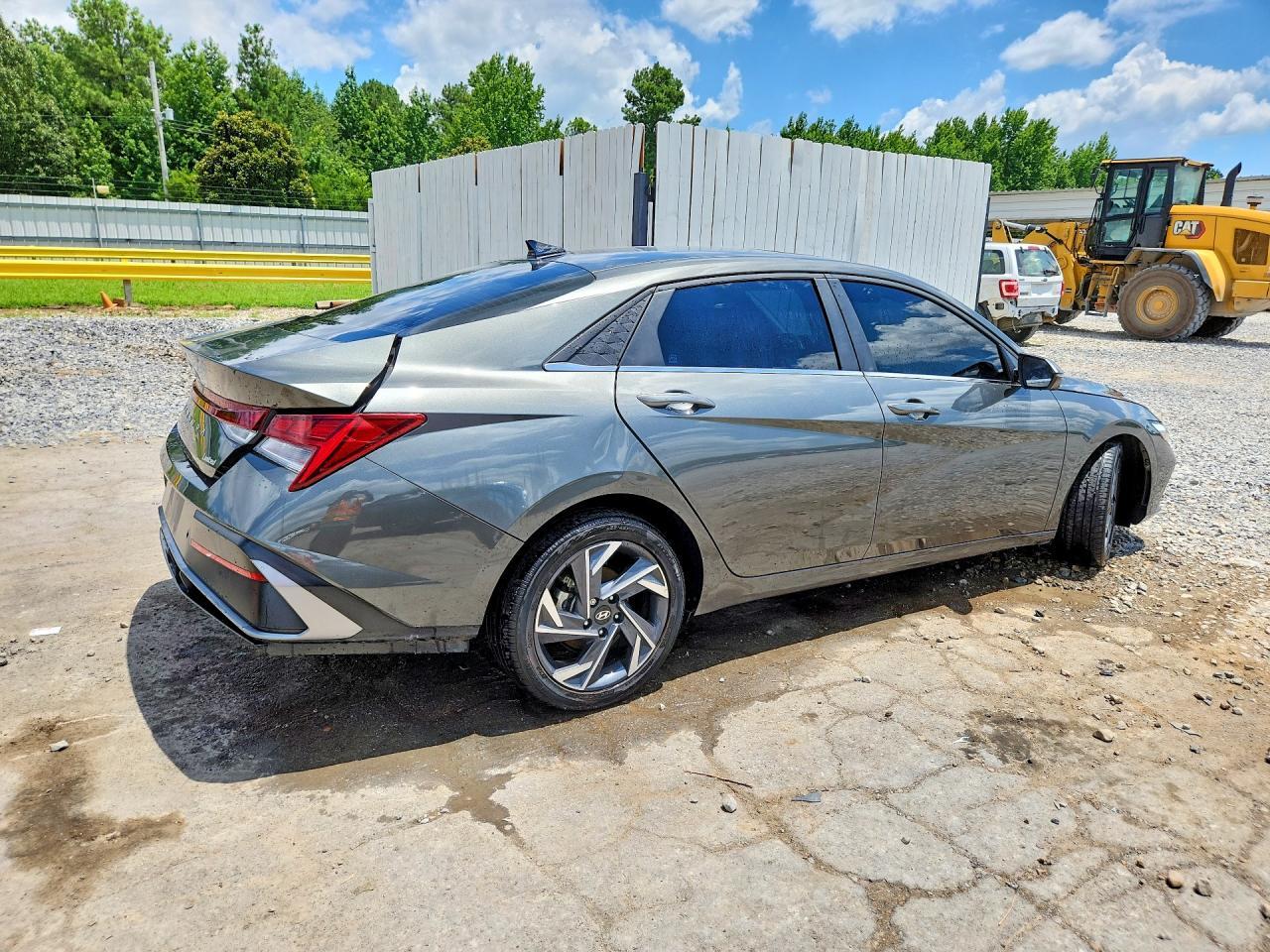 2024 Hyundai Elantra Limited - Image 3