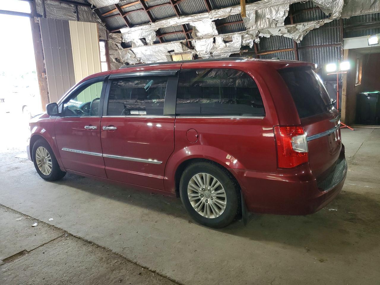 2013 Chrysler Town & Country Touring L - Фото 2
