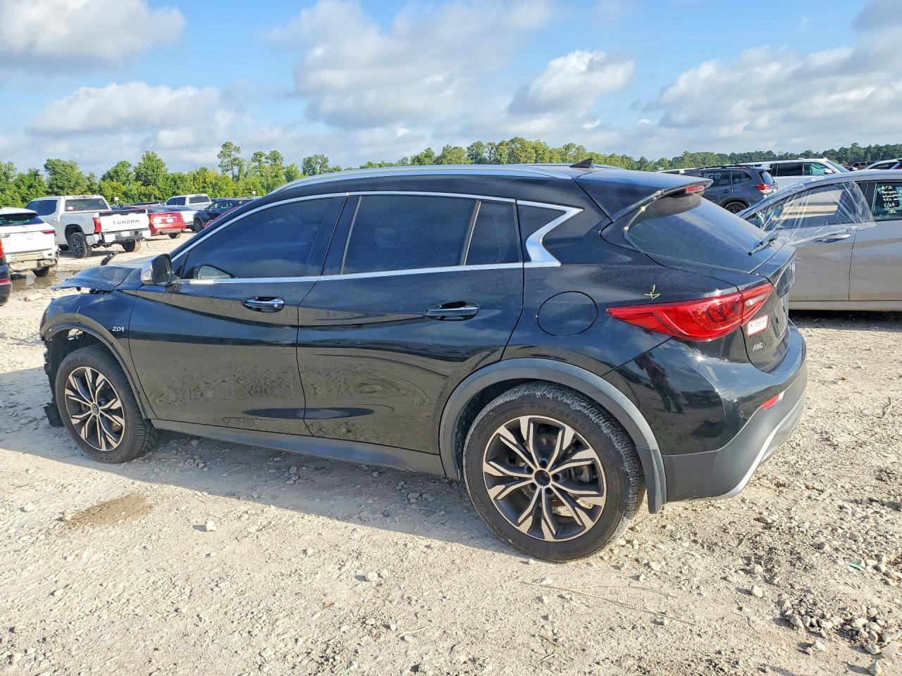 2017 Infiniti Qx30 Premium - Image 2