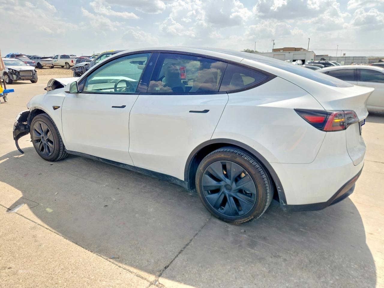 2024 Tesla Model Y - Фото 2