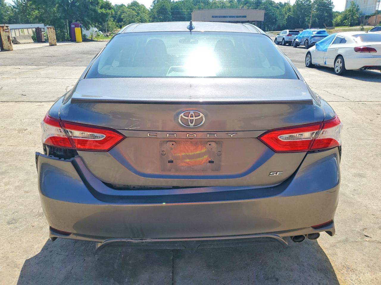 2020 Toyota Camry Se - Фото 6