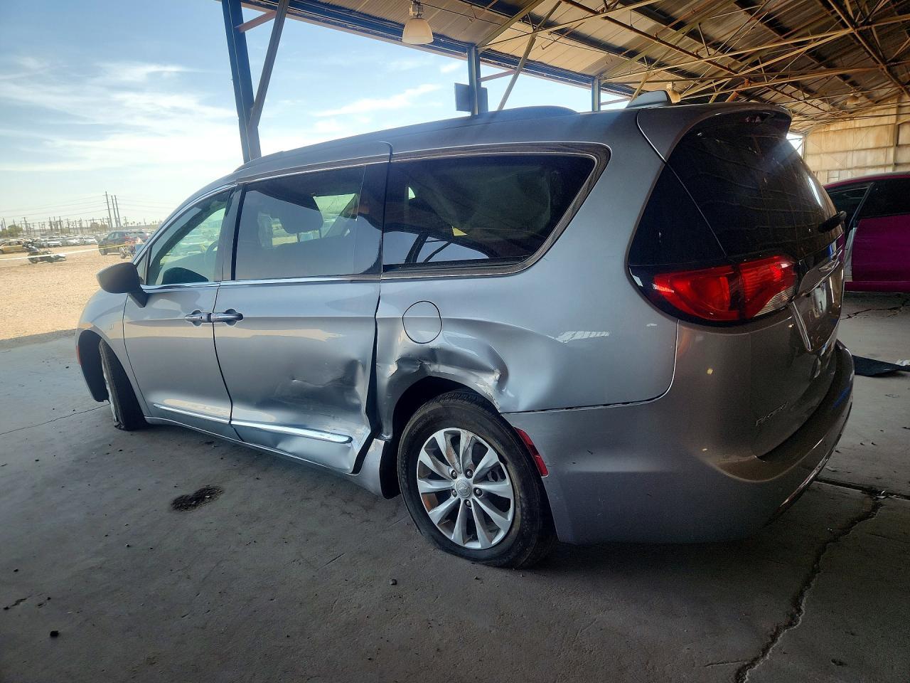 2017 Chrysler Pacifica Touring L - Фото 2