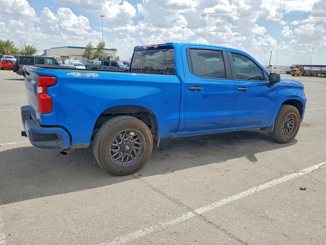 2022 Chevrolet Silverado K1500 Custom - Фото 3