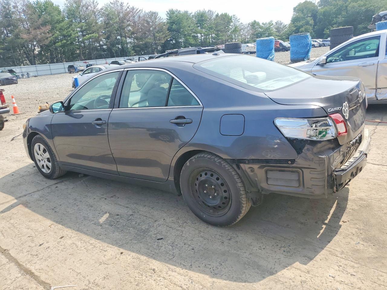 2011 Toyota Camry Le - Фото 2