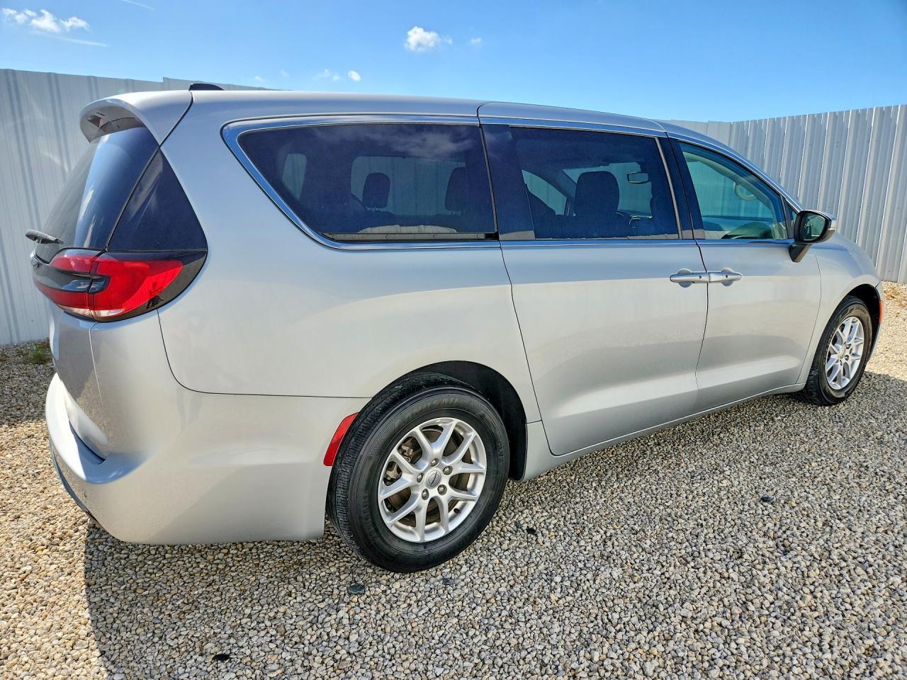 2023 Chrysler Pacifica Touring L - Фото 3