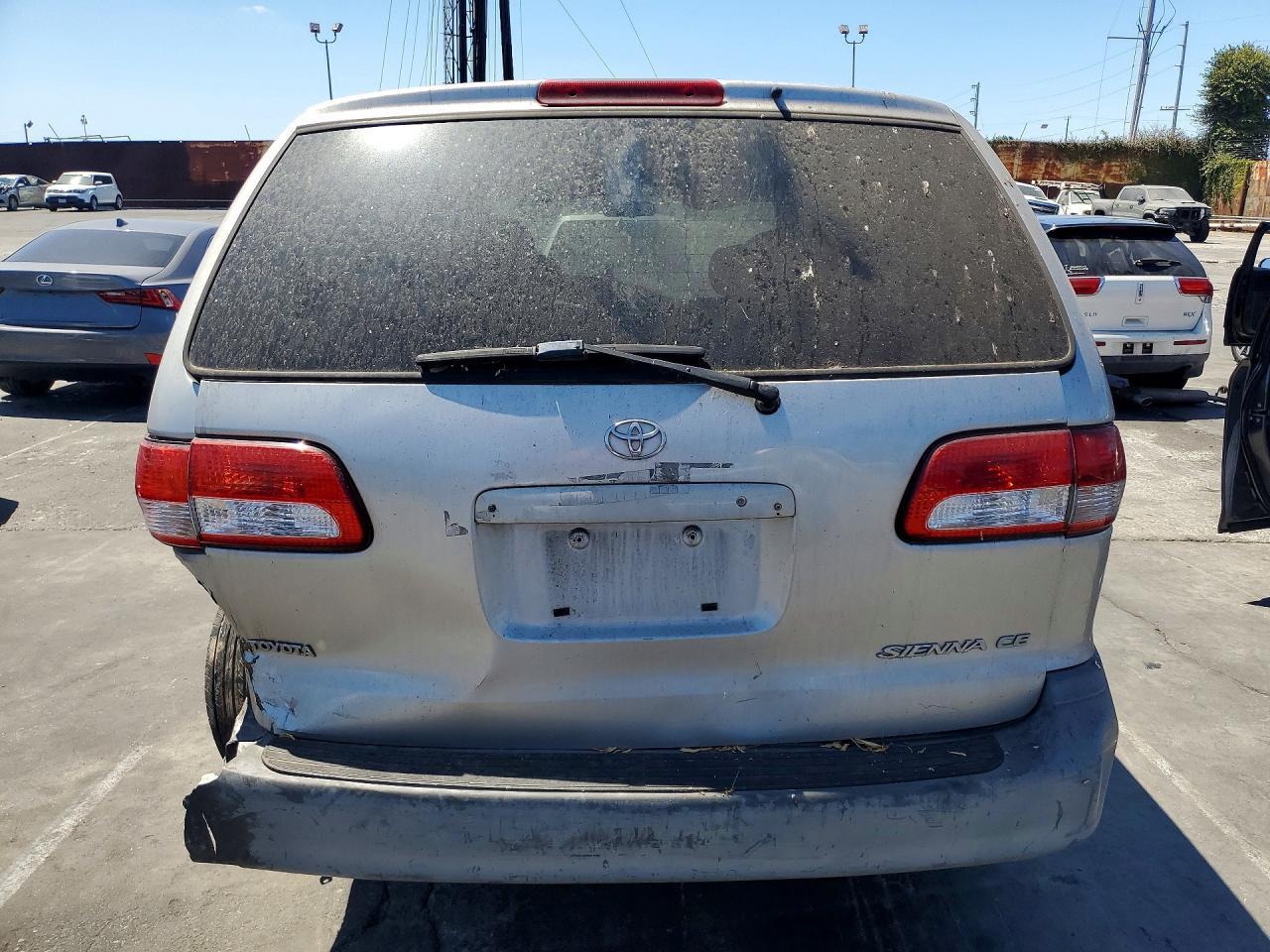 2001 Toyota Sienna Ce - Image 6