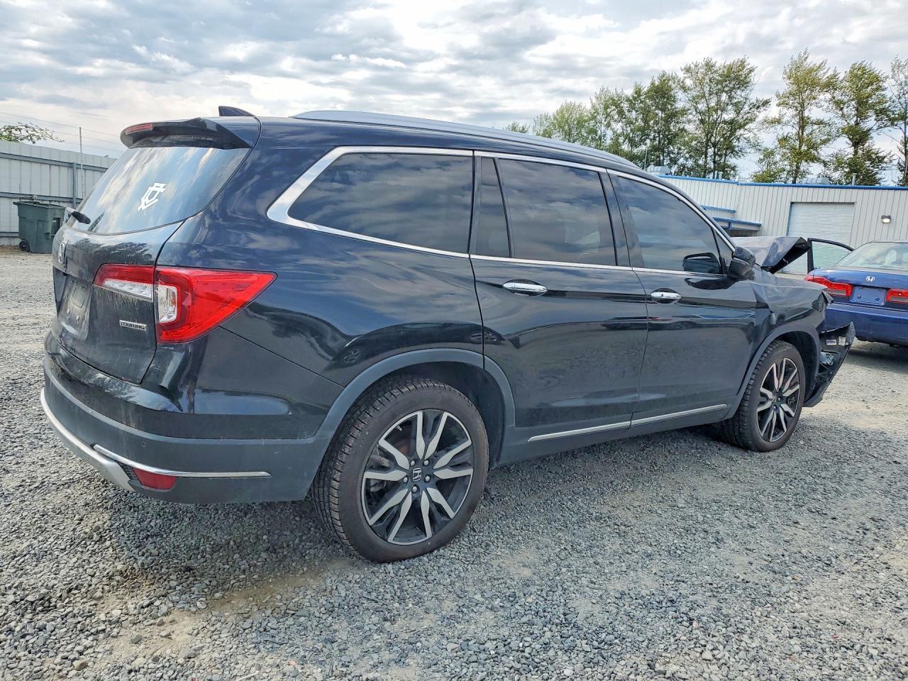 2022 Honda Pilot Touring - Image 3