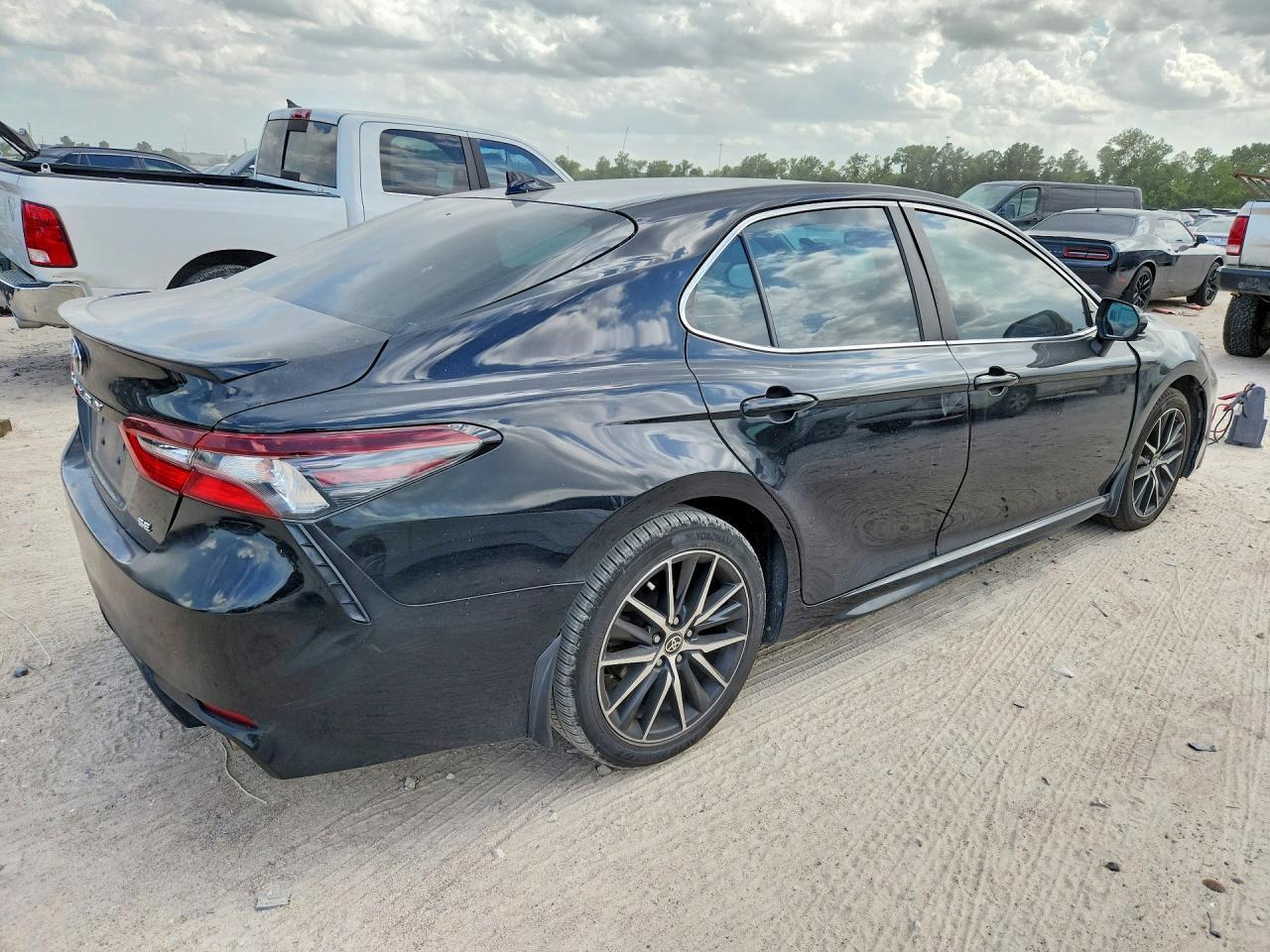 2021 Toyota Camry Se - Image 3