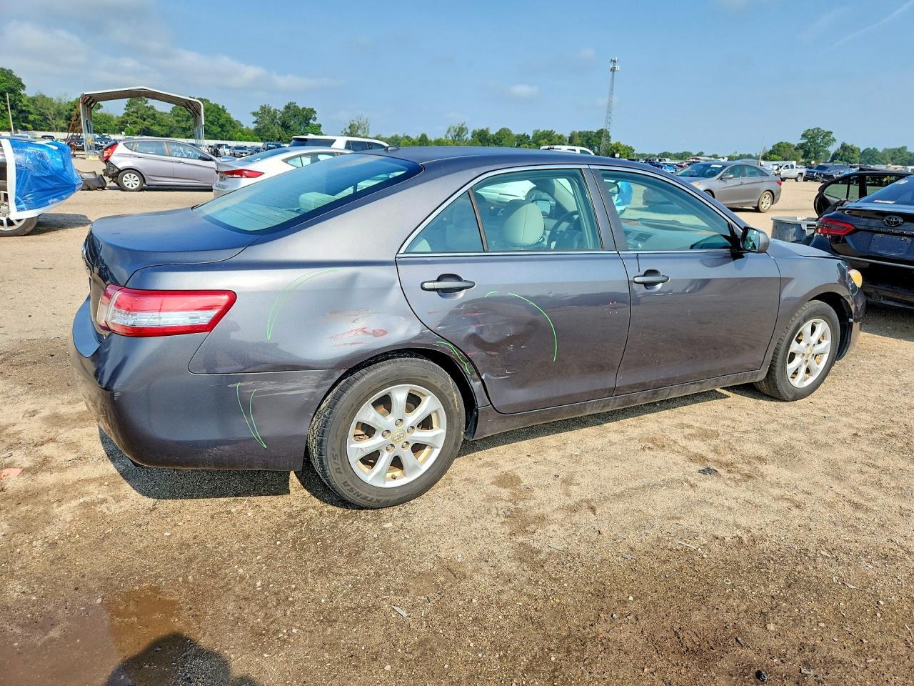 2011 Toyota Camry Le - Фото 3