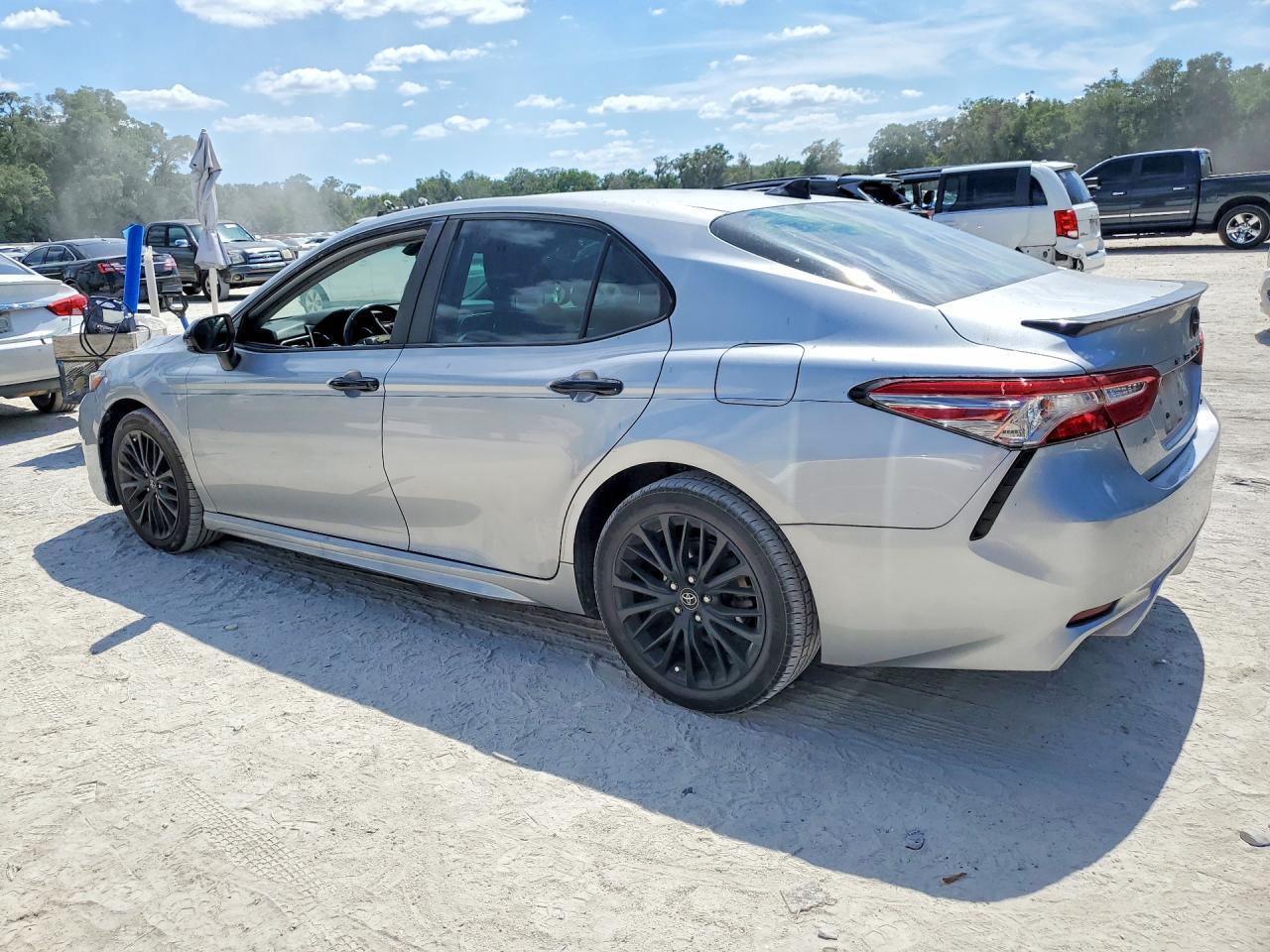 2019 Toyota Camry Se - Фото 2