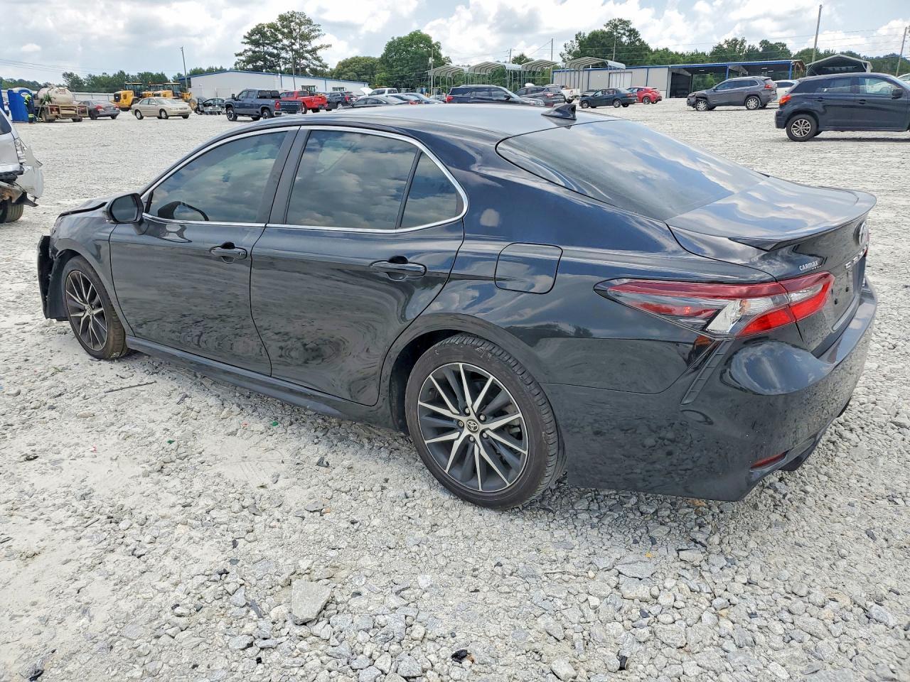 2022 Toyota Camry Se - Фото 2