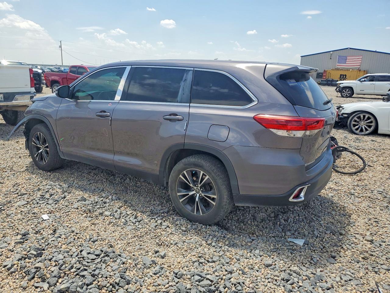 2019 Toyota Highlander Le - Фото 2