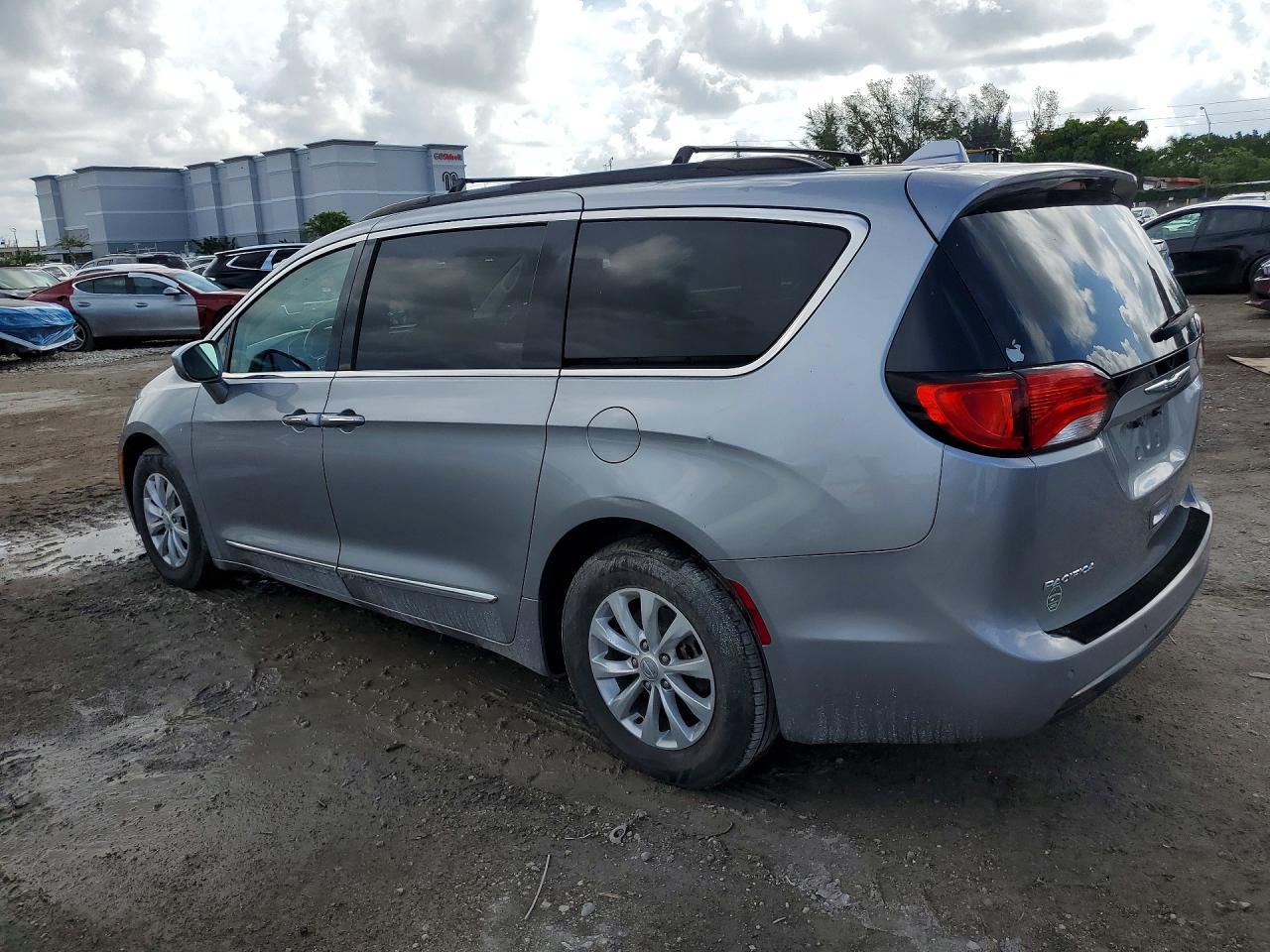 2017 Chrysler Pacifica Touring L - Image 2