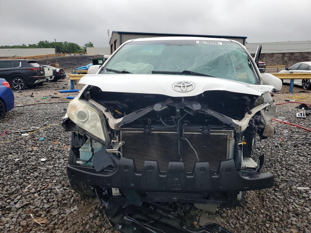 2012 Toyota Sienna Xle 8-Passenger - Image 5