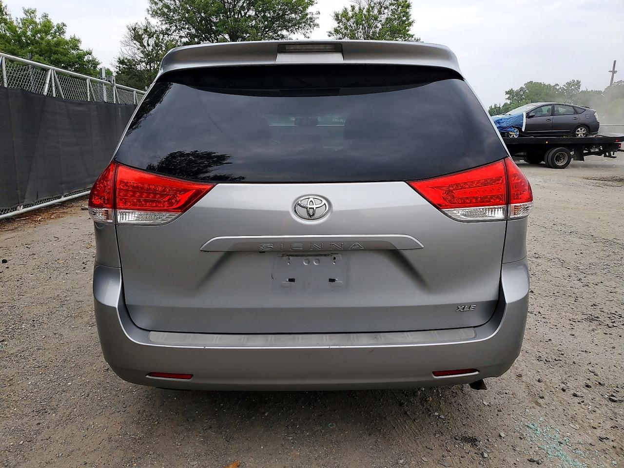 2014 Toyota Sienna Xle 8-Passenger - Фото 6