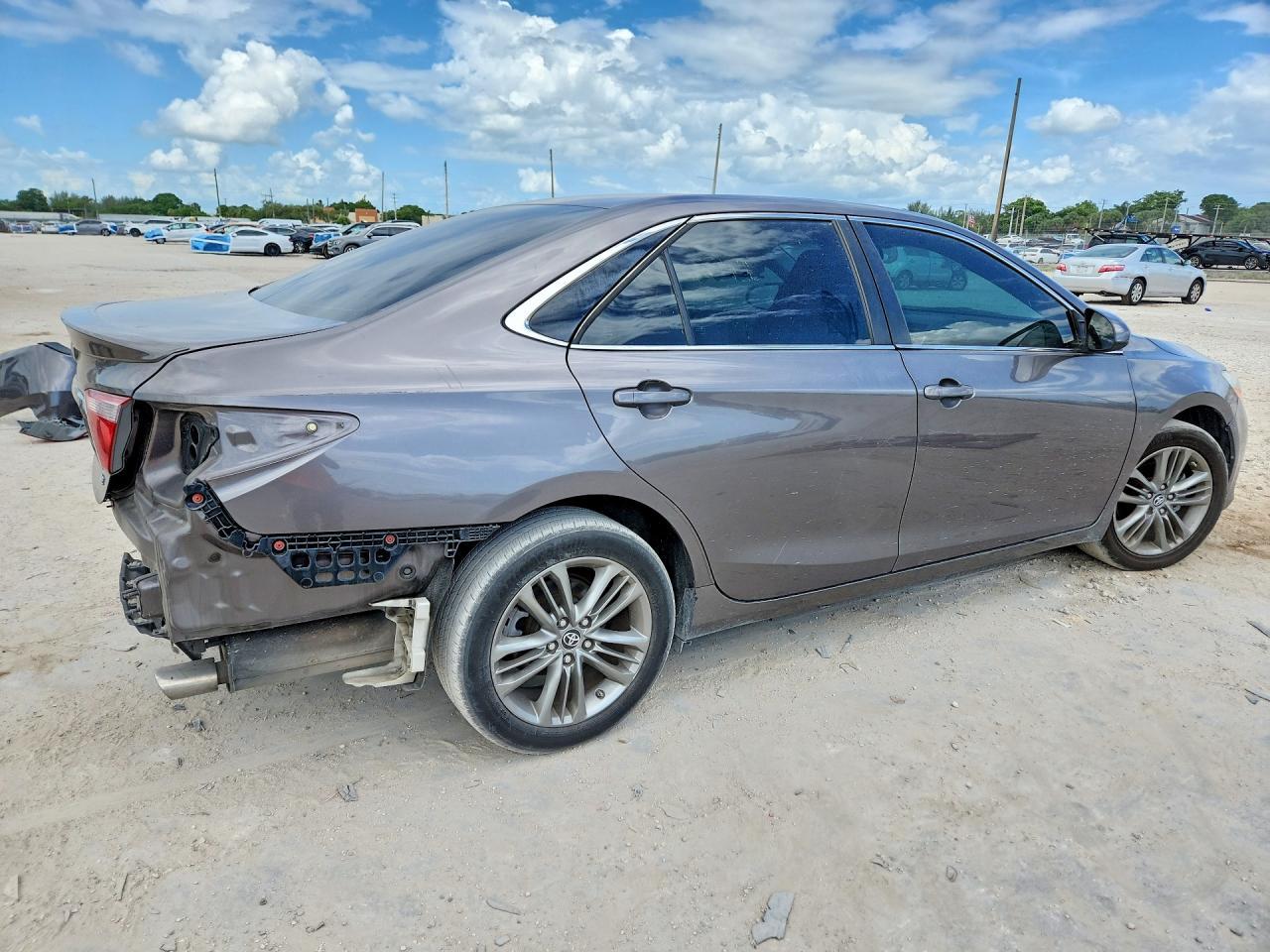 2017 Toyota Camry Se - Фото 3